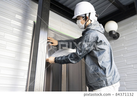 A painter who cures the entrance of a detached house 84371132