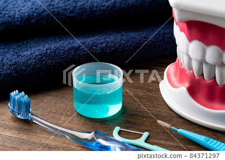 Image of male bad breath prevention Image of male bad breath prevention 84371297