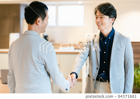 Shaking businessmen shooting cooperation: WEEK Shibadaimon (Sun Frontier Fudousan) 84371681