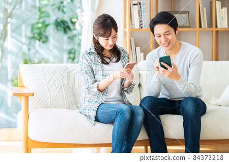 情侶家庭家庭情侶好朋友生活生活方式 84373218