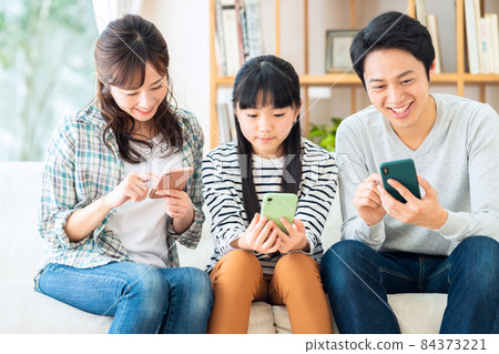 Family Family Parent and Child Living Smartphone Lifestyle Family Family Parent and Child Living Smartphone Lifestyle 84373221