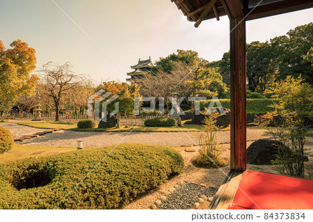 西尾市西尾市歷史公園、從舊近衛住宅看到的石庭園和西尾城本丸虎塔 西尾市西尾市歷史公園、從舊近衛住宅看到的石庭園和西尾城本丸虎塔 84373834