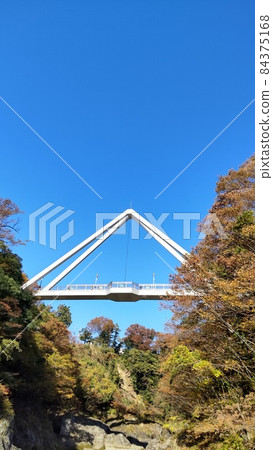 Takatsudo Gorge on the Watarase River Hanetaki Bridge and the blue sky 84375168