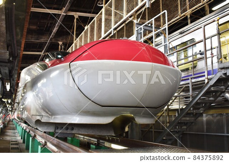 停靠車站的秋田新幹線E6系列 84375892