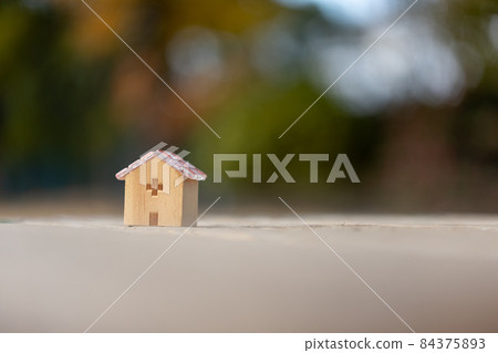 帶馬賽克玻璃屋頂的小木屋（秋季色樹背景） 84375893