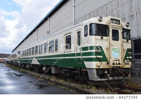 停在車站的男鹿線上的 Kiha 40 系列柴油車 停在車站的男鹿線上的 Kiha 40 系列柴油車 84377345