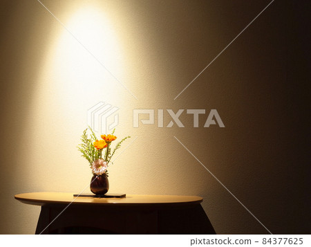 Vase in the spotlight 84377625