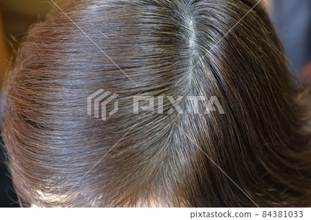一個擔心髮際線上白髮的女人 84381033