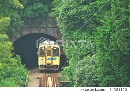 石坂隧道和火車 石坂隧道和火車 84381130