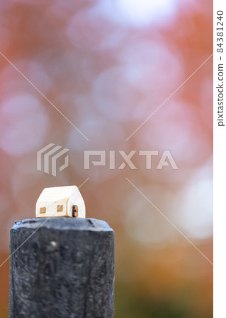 A small cute white house (autumn colored tree background) A small cute white house (autumn colored tree background) 84381240