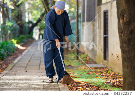 Senior male defoliation cleaning 84382227