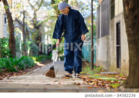 Senior male defoliation cleaning Senior male defoliation cleaning 84382236