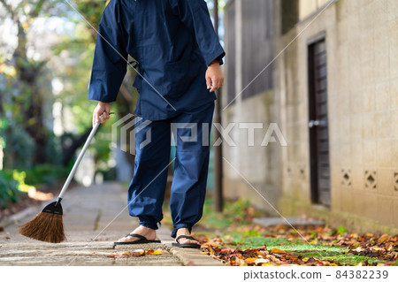 Senior male defoliation cleaning 84382239