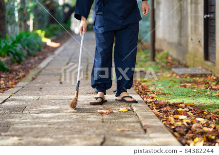 Senior male defoliation cleaning 84382244