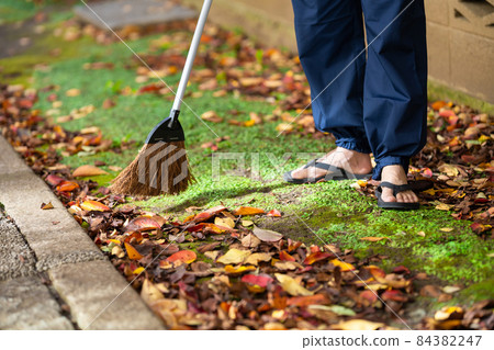 Senior male defoliation cleaning Senior male defoliation cleaning 84382247