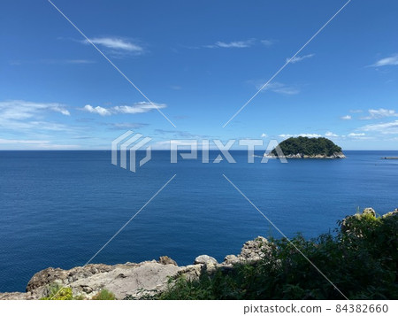 嚴酷的岩石海岸和海洋 嚴酷的岩石海岸和海洋 84382660