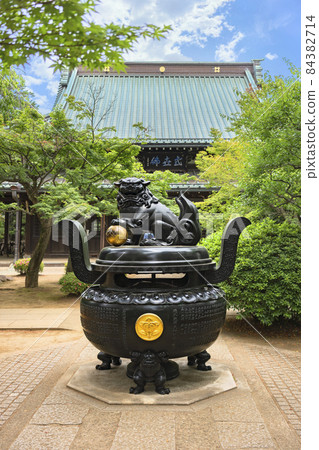 [Setagaya, Tokyo] A huge incense burner that decorates the Tamatori lion with a sword supported by the demons of Gotokuji. 84382714
