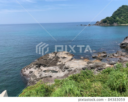 Superb view of rocky shore and ocean 84383059