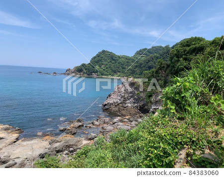 Superb view of rocky shore and ocean 84383060