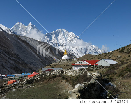 Stupa in Dingboche and high mountain Thamserku. Stupa in Dingboche and high mountain Thamserku. 84383574
