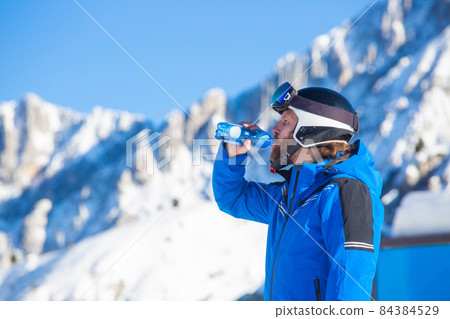 Skier drink water in mountains 84384529