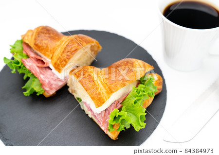 Croissant sandwich 84384973