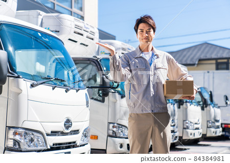 卡車前的推薦工人 84384981
