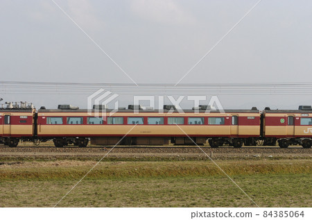 北陸本線 三河加賀笠間 JR 西 485 系列 A07 編隊(京都)② 茂葉 485-1027 海邊 北陸本線 三河加賀笠間 JR 西 485 系列 A07 編隊(京都)② 茂葉 485-1027 海邊 84385064