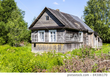 Old abandoned rural wooden house in russian village 84386170