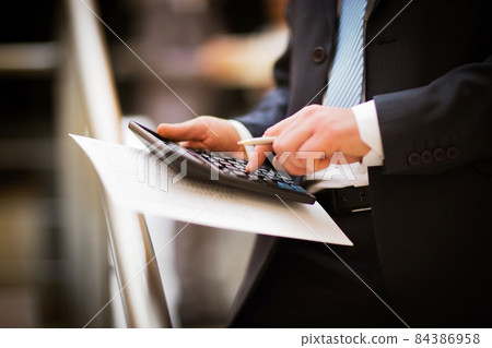 Men's hands with calculator. Calculation at office Men's hands with calculator. Calculation at office 84386958