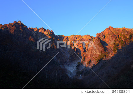 被深秋黎明和日出染紅的谷川岳一野倉澤岩壁 被深秋黎明和日出染紅的谷川岳一野倉澤岩壁 84388894