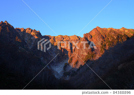 被深秋黎明和日出染紅的谷川岳一野倉澤岩壁 84388896