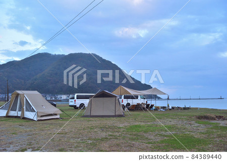 海邊汽車露營地，清晨雨後的風景 84389440