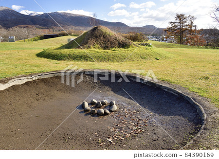 拍攝北海道伊達市世界遺產入江貝塚的深秋風光 拍攝北海道伊達市世界遺產入江貝塚的深秋風光 84390169