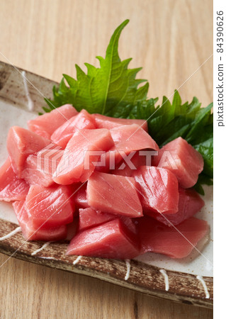 Sashimi of chopped tuna Sashimi of chopped tuna 84390626
