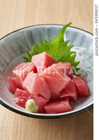 Sashimi of chopped tuna Sashimi of chopped tuna 84390637