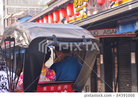 從人力車的窗戶看到的乘客的後視圖 從人力車的窗戶看到的乘客的後視圖 84391008