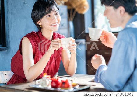 一對夫婦在咖啡館做日期 一對夫婦在咖啡館做日期 84391345