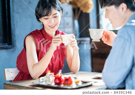 一對夫婦在咖啡館做日期 一對夫婦在咖啡館做日期 84391346