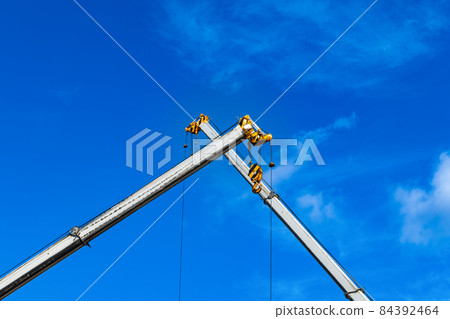 建築工地起重機工作 建築工地起重機工作 84392464