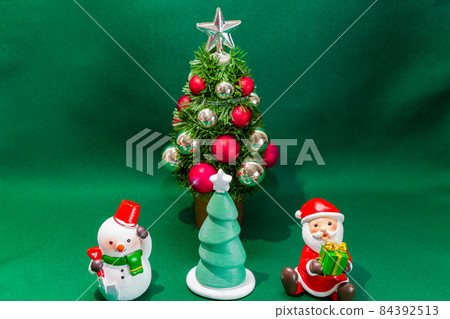 微型聖誕老人和聖誕樹和雪人桌照片 微型聖誕老人和聖誕樹和雪人桌照片 84392513