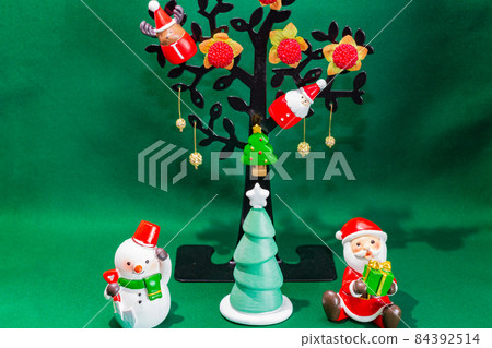 微型聖誕老人和聖誕樹和雪人桌照片 微型聖誕老人和聖誕樹和雪人桌照片 84392514