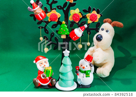 微型聖誕老人和聖誕樹和雪人桌照片 微型聖誕老人和聖誕樹和雪人桌照片 84392518