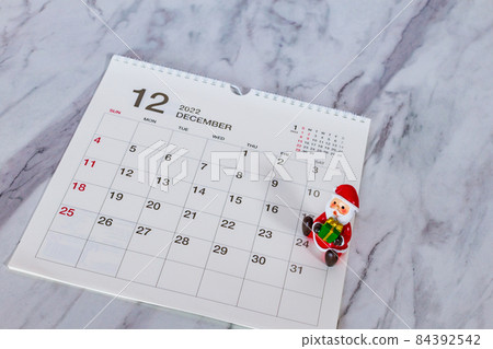 微型聖誕老人和日曆桌照片 微型聖誕老人和日曆桌照片 84392542