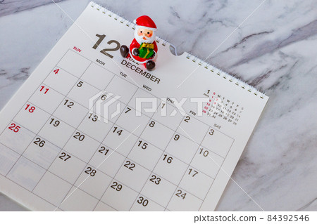 微型聖誕老人和日曆桌照片 微型聖誕老人和日曆桌照片 84392546