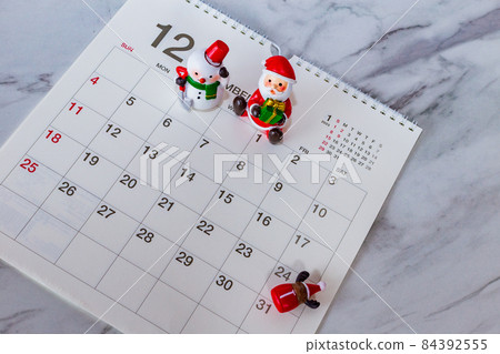 Miniature Santa and snowman and calendar table photo Miniature Santa and snowman and calendar table photo 84392555