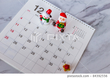 微型聖誕老人和雪人和日曆表照片 微型聖誕老人和雪人和日曆表照片 84392556