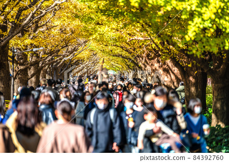 日本東京都市風光震撼世界... 抗佤超新突變株。神宮外苑的一排伊長樹是一個威脅人群 = 11 月 28 日 84392760