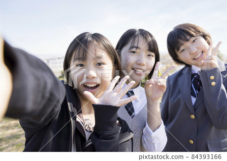 小學生穿校服合影留念 84393166