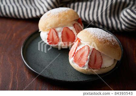 Strawberry maritozzo 84393543